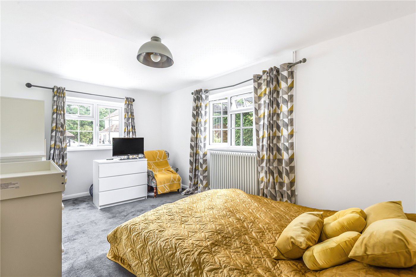 Farnham Road, Holt Pound, Farnham, GU10